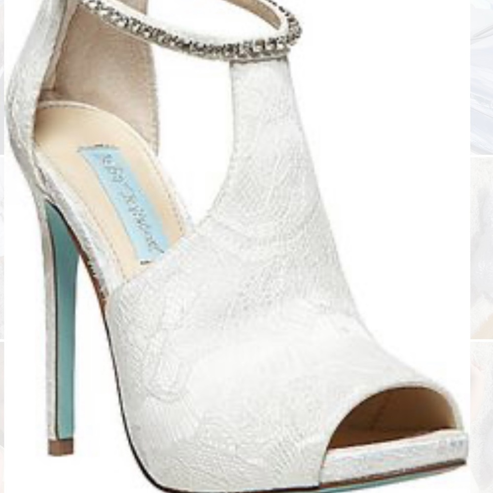 Stunning woman heels ! Betsey Johnson size 8 1/2